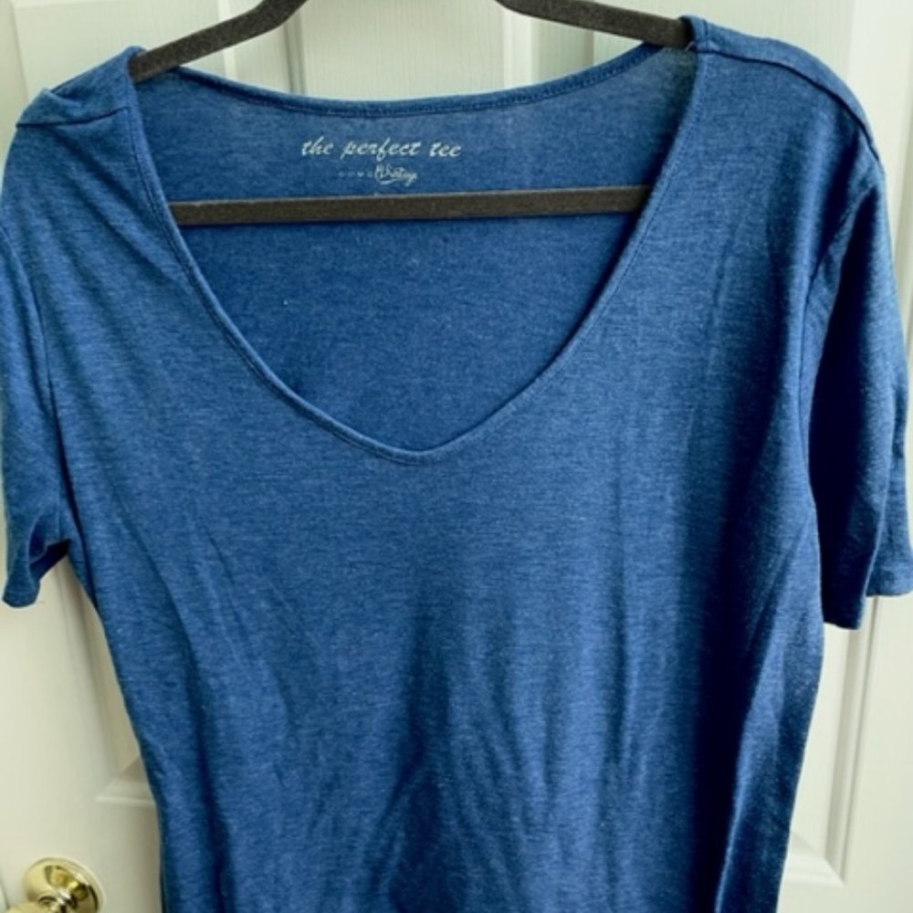 Scoop neck t-shirt; blue; the perfect tee; size XL; 68% poly; 28% rayon; 4% span